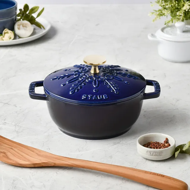 【STAUB】雪花雕花琺瑯鑄鐵鍋和食鍋16cm-深藍色(德國雙人牌集團官方直營)