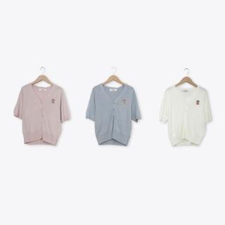 【CUMAR】小熊刺繡V領排釦短袖針織外套 白 粉 灰(魅力商品)