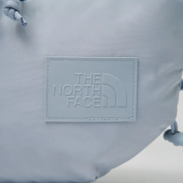【The North Face】TNF 休閒 運動 DWR防潑水休閒單肩包 W NEVER STOP CROSSBODY 男 女 灰 (NF0A81DSFM2)