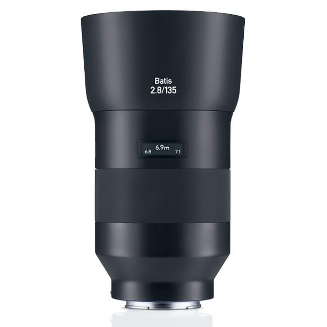  ZEISS 蔡司 Batis 2.8/135 是一款專業標準定焦鏡頭，專為 Sony E-mount 相機設計，重量約 401g~600g，提供優異的畫質與光圈表現。公司貨來源，享有 3 年保固（詳細以官網公告為準），適合人像與景物拍攝，依盒上保固期為準。 