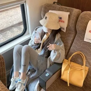 【Uicy】韓版休閒寬鬆拼接連帽牛仔外套 外套防曬外套女裝 J289