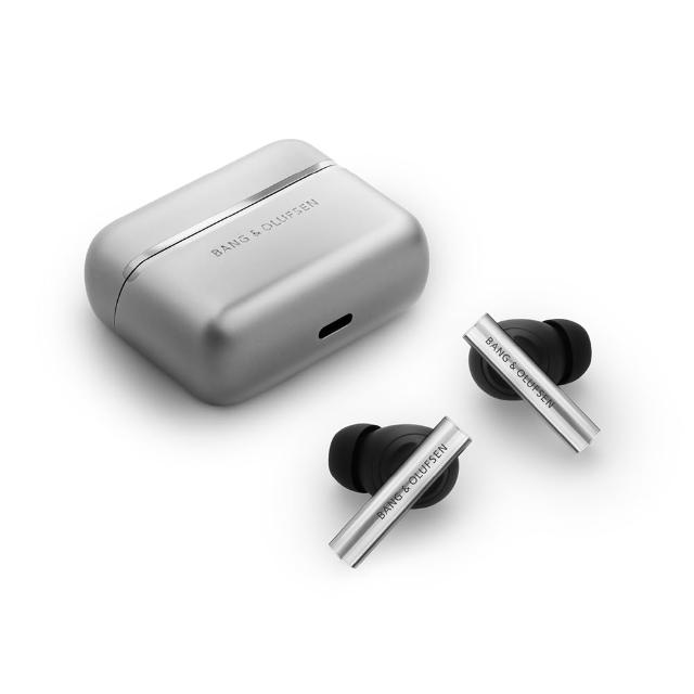 B&O Beo Grace B&O Beo Grace 是一款高價效比的藍芽耳機,採用藍芽5.3技術,支援防潑水功能,適合日常使用與電競遊戲。入耳式設計,配備釹磁鐵與鈦金屬驅動器,提供清晰音質與舒適佩戴體驗。充電盒為TYPE-C介面,重量輕巧,顏色為天然鋁,風格純色,並具備三年保固與NCC認證,適用於多種作業系統。