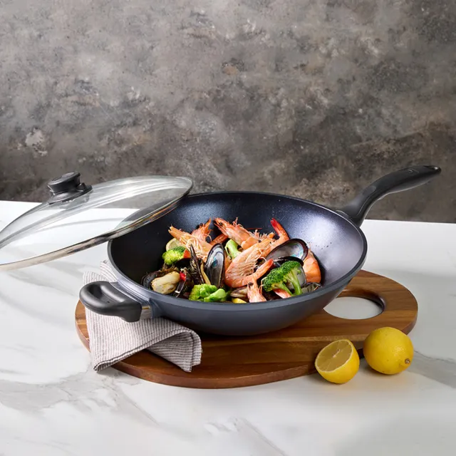 【CorelleBrands 康寧餐具】WORLD KITCHEN 大金藍寶石鑄造不沾深炒鍋32cm(含蓋)
