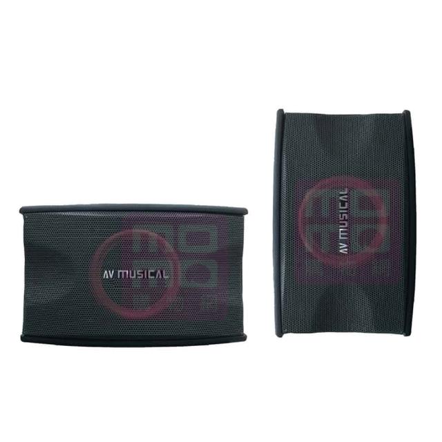  KS-08PRO 是一款多功能懸吊式喇叭，適合用於卡拉OK與家庭劇院場景。具備最大200W功率，音質清晰不變形，可自由選擇懸吊或落地式安裝，提供靈活的使用方式。設計簡約現代，適用於書架式或一般音響系統，是追求高音質與多用途的優選產品。 