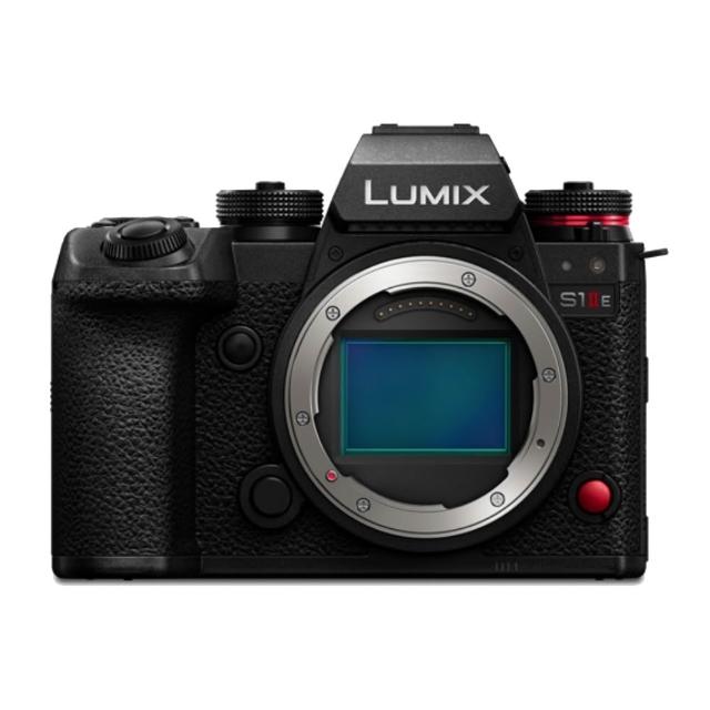 Panasonic 國際牌 LUMIX S1II 微單眼相機，採用全片幅感光元件，搭載 L mount 接環，2001萬~3000萬有效畫素，提供專業級影像品質。公司貨正品，享有 12 個月保固，BSMI 認證 R31417，NCC 證號 CCAB25LP0600T1。適合攝影愛好者與專業人士，捕捉高解析度細膩畫質。以上資料與圖片僅供參考，規格及隨機標準配備以實際出貨為主，如有錯誤或不符者，將不再另行補寄或更換，謝謝！