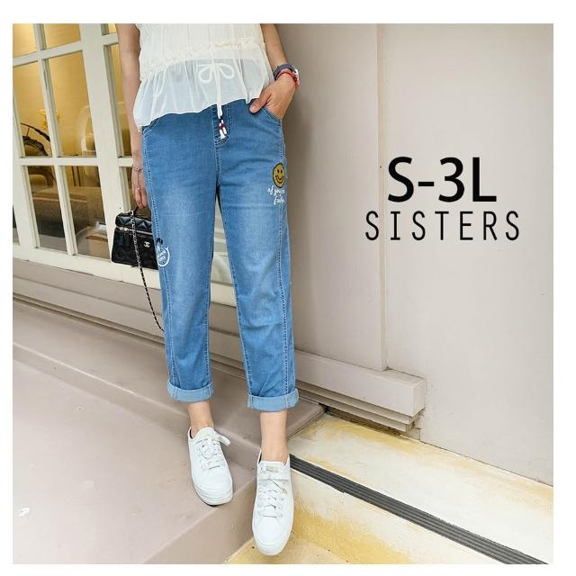 【SISTERS】輕薄彈力笑臉刺繡八分牛仔褲/S-3L(女下著/八分褲/女褲/顯瘦/丹寧/褲子/休閒褲)