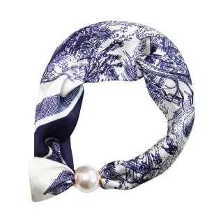 【MYVEGA 麥雪爾】磁吸珍珠花卉印花絲巾-深藍