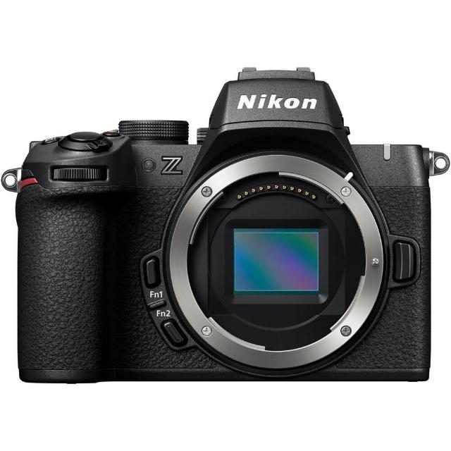Nikon 尼康 Z50 II 微單眼相機搭載 APS-C CMOS 影像感應器，有效畫素達 2088 萬，提供高解析影像與優異低光表現。3.2 吋翻轉觸控 TFT LCD 螢幕，ISO 最高 51200，支援 1/4000 秒高速快門。內建視平式電子觀景器，視野率 100%。多媒體功能豐富，包括 WIFI、藍芽、HDMI 與熱靴，高速 USB 2.0 傳輸。機身輕巧約 495g，尺寸 127 x 96.8 x 66.5 mm，適合旅行與日常拍攝。公司貨 12 個月保固，隨附 EN-EL25a 電池、背帶與 USB 線，完美入門微單眼選擇。