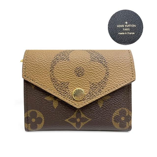LV LOUIS VUITTON路易威登 M80725 Zoé Monogram 老花拼接三折釦式短夾 全新 LOUIS VUITTON 路易威登 M80725 Zoé Monogram 系列短夾,採用經典咖啡色系老花帆布與牛皮拼接設計,三折釦式開口,內有5個夾層,適合日常攜帶與收納。原廠防塵袋與包裝盒,來自法國歐洲直營,女性使用更為合適。