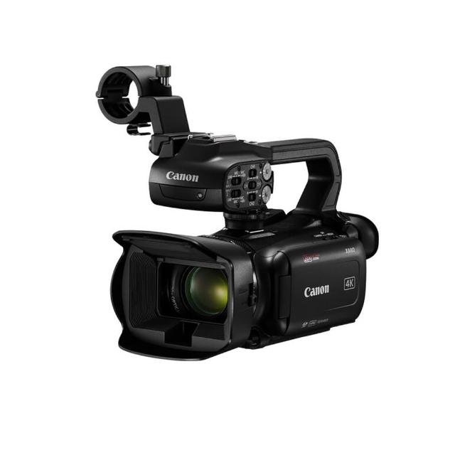 Canon 佳能 XA60 是一款專業級攝影機，具備 11倍~20倍光學變焦功能，支援 4K 與 Full HD 高畫質錄影。搭載 3.0吋以上可觸控式翻轉螢幕，方便多角度拍攝。內建鋰電池，支援 MP4 檔案格式，使用 SD 儲存媒介。機身尺寸為 130 x 180 x 231 mm，重量約 740g，提供 12個月保固及 BSMI 許可字號 R31219。