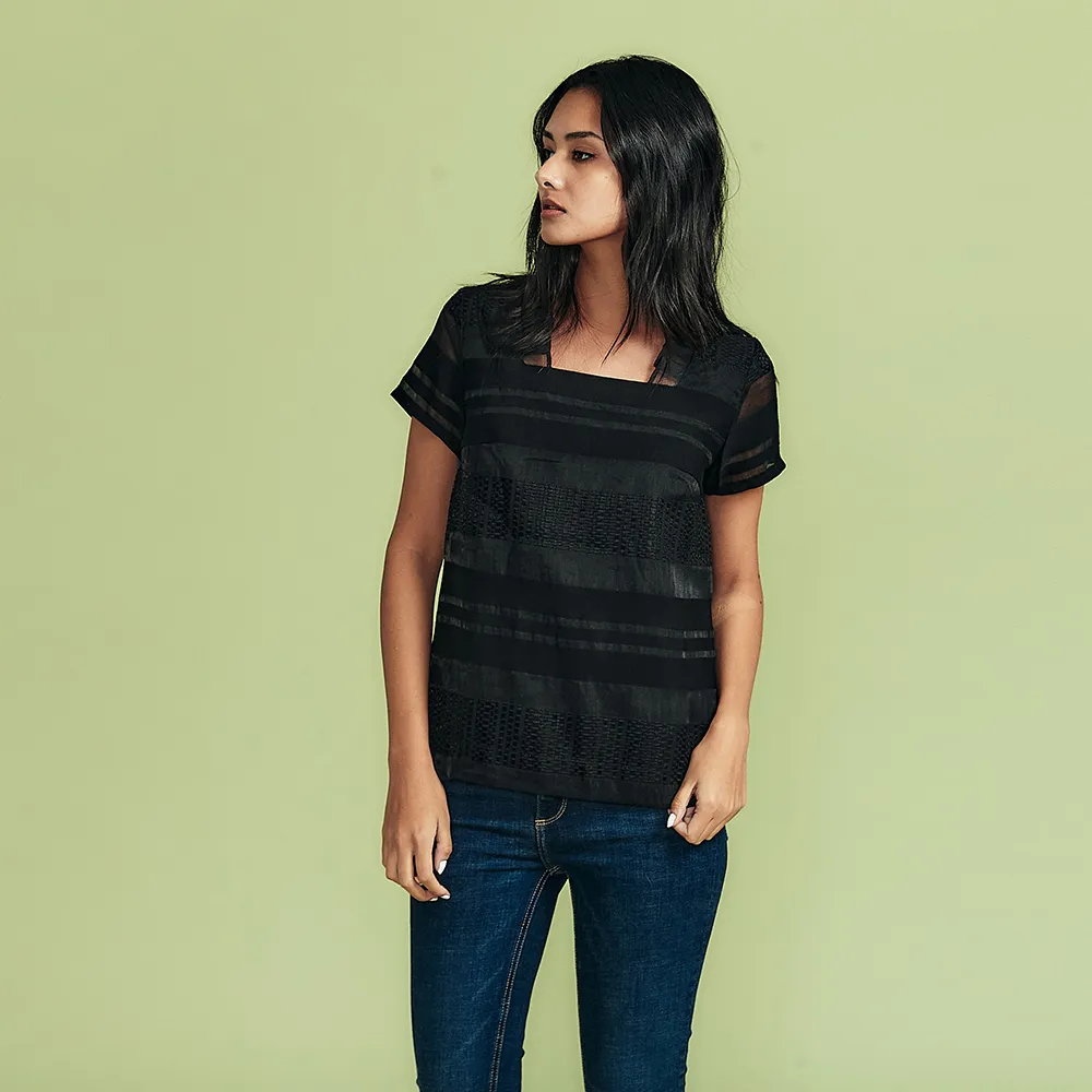 【ICHE 衣哲】Cop.Copine 法國原裝進口條紋紋理拼接透膚方領上衣(2色)