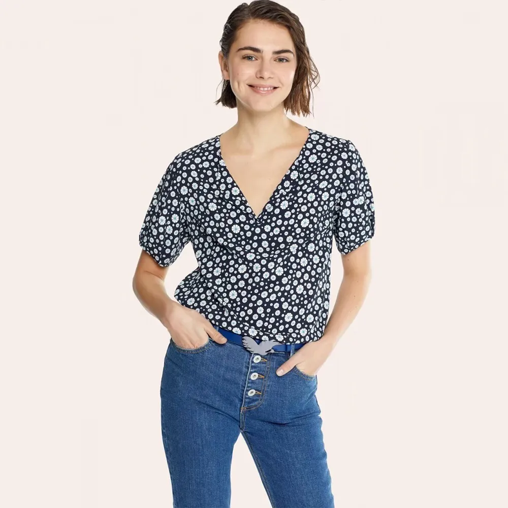 【ICHE 衣哲】Cop.Copine 法國原裝進口黑白花卉V領短袖襯衫上衣