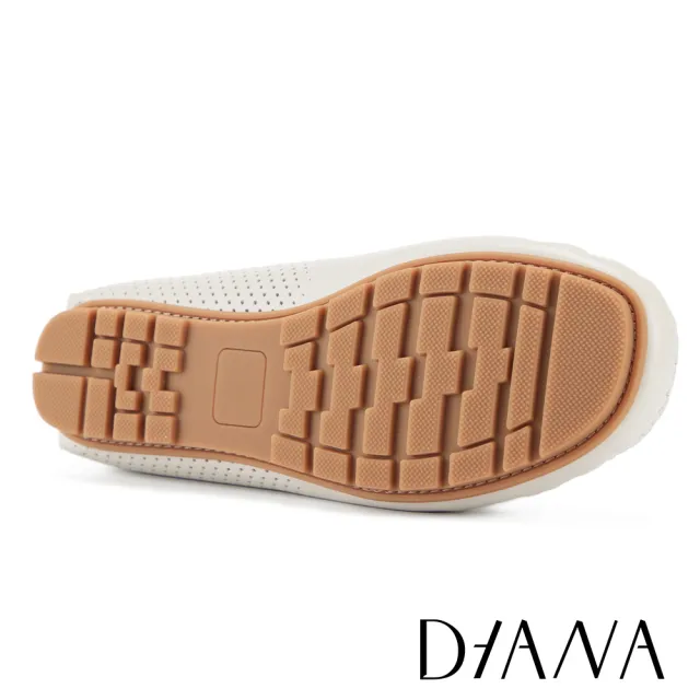 【DIANA】羊皮壓花透氣沖孔飾釦樂福鞋 白色