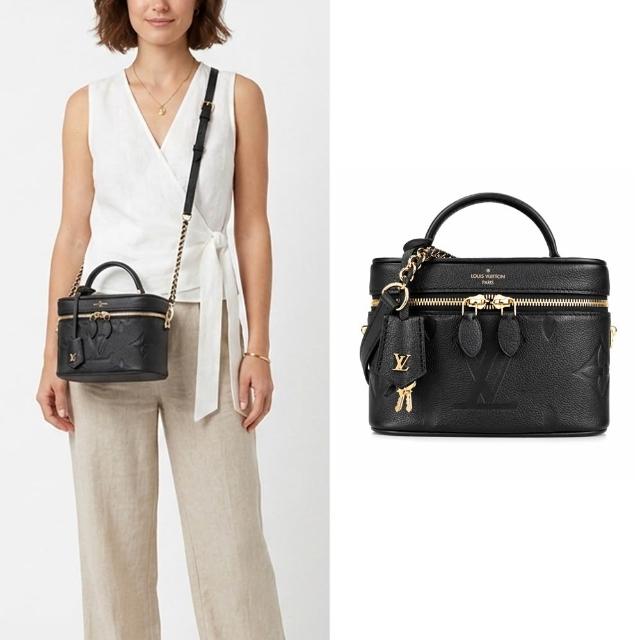 LV LOUIS VUITTON路易威登 M45598 經典 VANITY 系列 Reverse 帆布皮革飾邊鏈帶手提/斜背包 LV LOUIS VUITTON 經典 VANITY 系列 Reverse 帆布皮革飾邊鏈帶手提/斜揹包,時尚與實用兼具的設計,適合日常出勤與休閒場合。精緻的皮革飾邊與鏈帶裝飾,展現品牌高階工藝與獨特風格。輕便易攜,內裡空間充足,完美搭配各種場合。