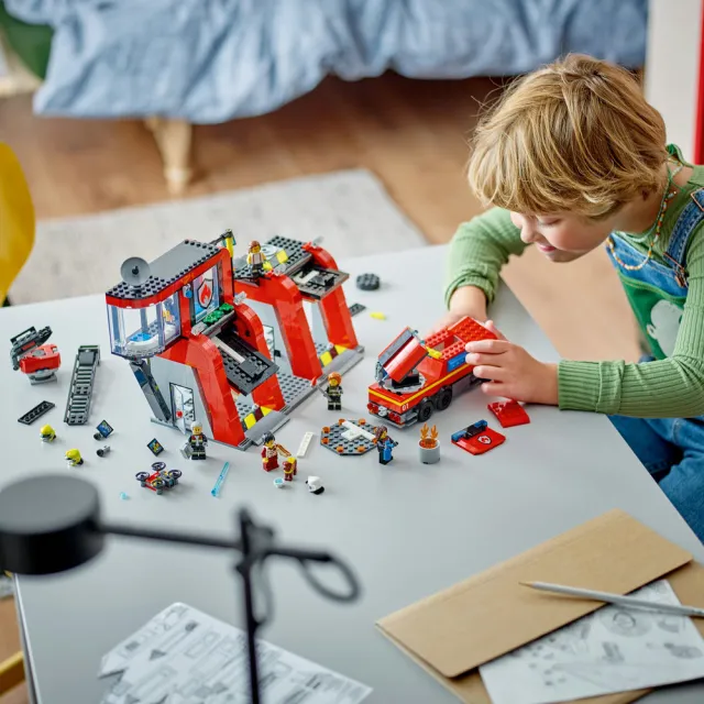 【LEGO 樂高】城市系列 60414 消防局和消防車(玩具車 交通工具)