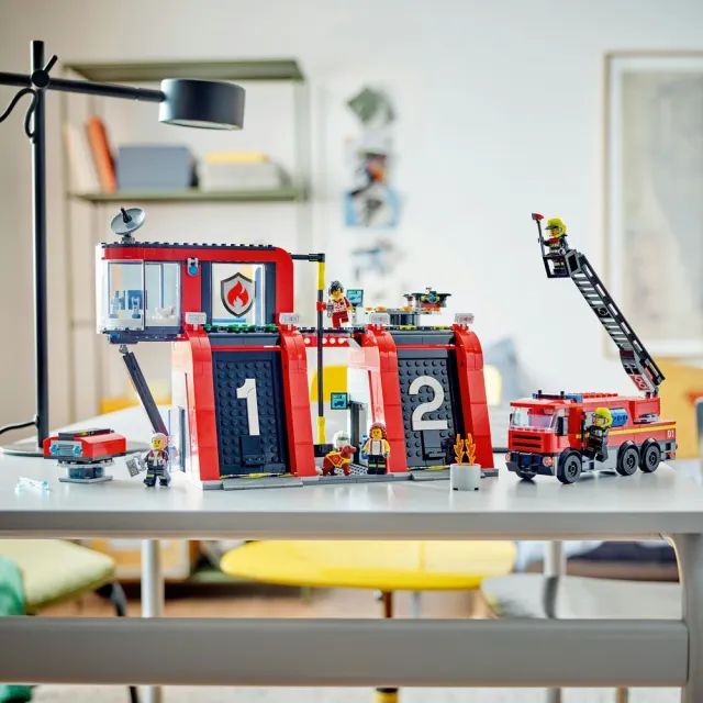 【LEGO 樂高】城市系列 60414 消防局和消防車(玩具車 交通工具)