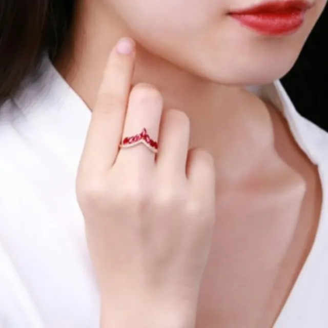 海斯珠寶 1克拉天然紅寶石 18K玫瑰金鑽石戒指 皇冠V形設計 馬眼形切割 修飾手型 奢華浪漫