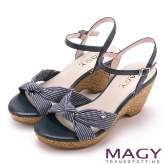 【MAGY】條紋布面扭結拼接牛皮編織楔型涼鞋 藍色