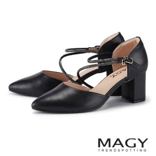 【MAGY】羊皮斜帶金屬釦氣質尖頭中跟鞋 黑色