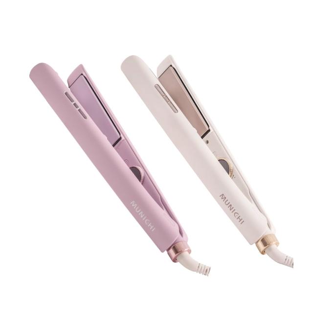 MUNICHI沐尼黑 MR.1314 MUNICHI 沐尼黑 MR.1314 直髮器,專業高效造型工具,支援 120°C~230°C 廣泛溫度調整,適合各種髮質。顏色選擇薰衣草紫或雪花白,尺寸輕巧 27.5*3.2cm,便於攜帶。具國際電壓 100V-240V 功能,全球通用,附收納袋。中國製造,BSMI 認證 T3E102,享 1 年保固。完美直髮、捲髮多功能,快速鎖住髮型光澤!