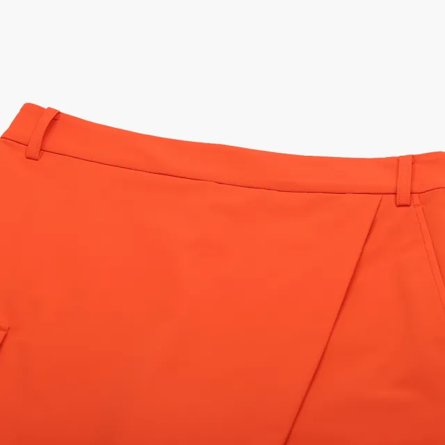 【LE COQ SPORTIF 公雞】高爾夫系列 女款橘色彈性防撥水防油防污短褲 QLX8T901