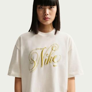 【NIKE 耐吉】短袖上衣 女 T恤 寬版 落肩 AS W NSW SS TEE BOXY SCRIPT 米白 IH7608-133