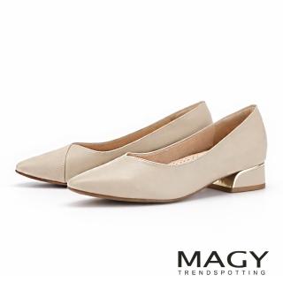 【MAGY】嚴選牛皮金色金屬飾邊尖頭低跟包鞋 米白