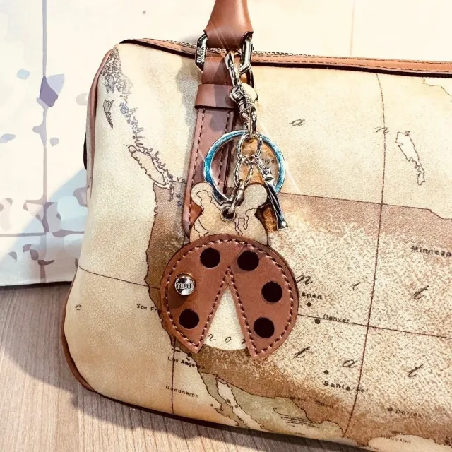 【Alviero Martini】義大利地圖包 手提側揹大托特包 36cm(地圖黃)  下單即送品牌鑰匙圈 款式隨機