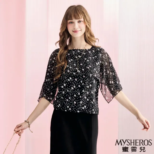 【MYSHEROS 蜜雪兒】造型雪紡上衣 雙層次修身披肩袖設計 滿版印花設計(黑)