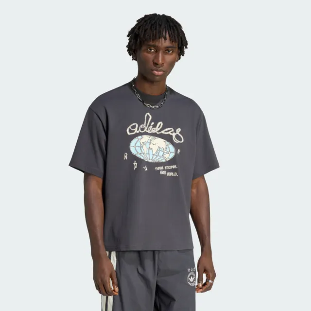 【adidas 愛迪達】Illust Gfx Tee 男 T恤 運動上衣 休閒短袖 碳黑 亞版 純棉(KU9206)