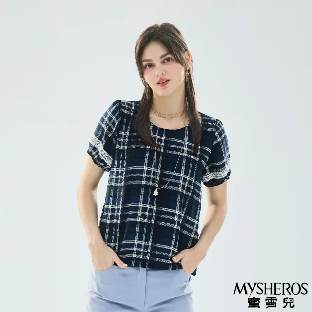 【MYSHEROS 蜜雪兒】蕾絲拼接短袖格紋上衣 後背裝飾排釦(深藍)