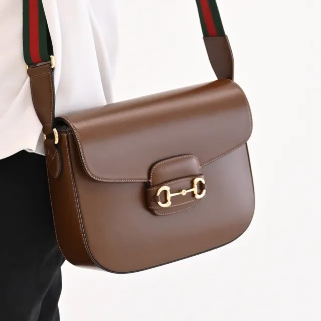 【GUCCI 古馳】Horsebit 1955 限定經典馬銜扣小牛皮翻蓋學院包斜背包(深棕 大款)