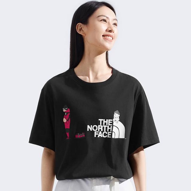 【The North Face 官方旗艦】The North Face北面男女款黑色趣味印花短袖T恤｜8HNEJK3