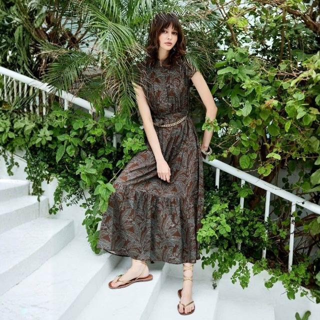 【ILEY 伊蕾】復古印花超長連身洋裝(深咖；M-XL；1262387418)