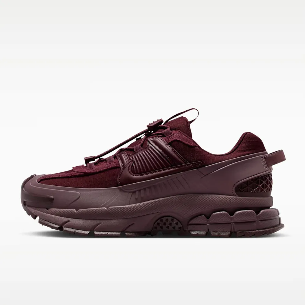 【NIKE 耐吉】W Zoom Vomero Roam 女 運動休閒鞋 防水 緩震 厚底 酒紅(HQ2181-500)