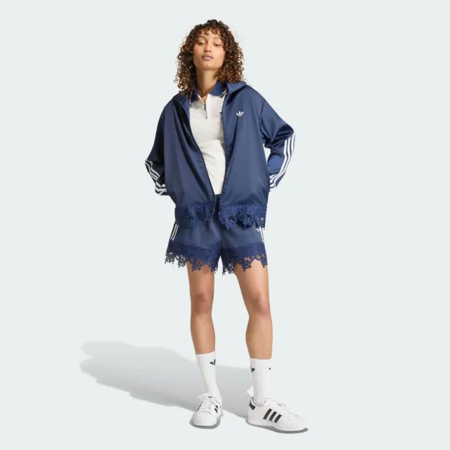 【adidas 愛迪達】緞面蕾絲短褲(LD1811 女款ORIGINALS寬鬆休閒運動短褲 )