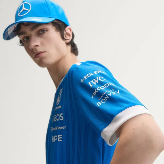 【adidas 愛迪達】MERCEDES - AMG PETRONAS F1 TEAM BLUE WONDERS 賽車手 短袖上衣(KT5127 男款休閒T恤)