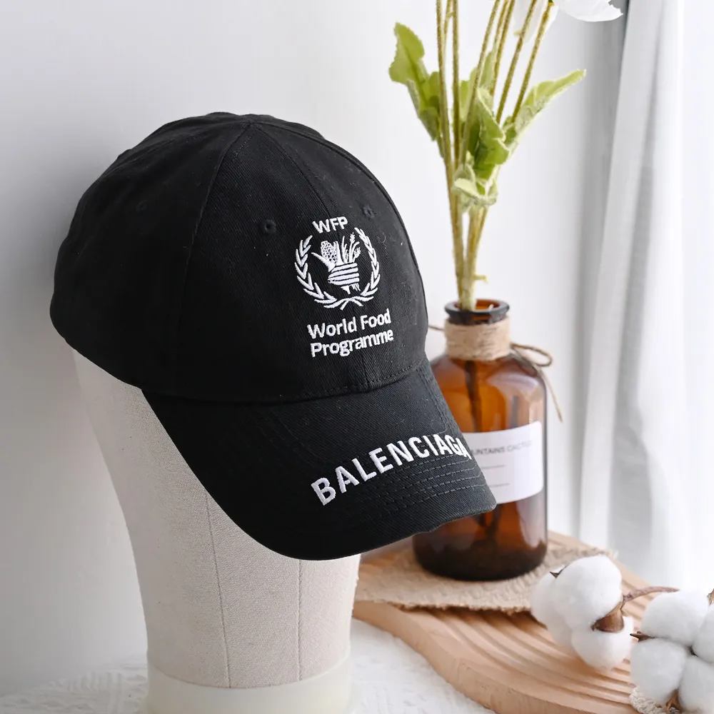 【Balenciaga 巴黎世家】WFP聯名電繡LOGO棉質棒球帽(黑)