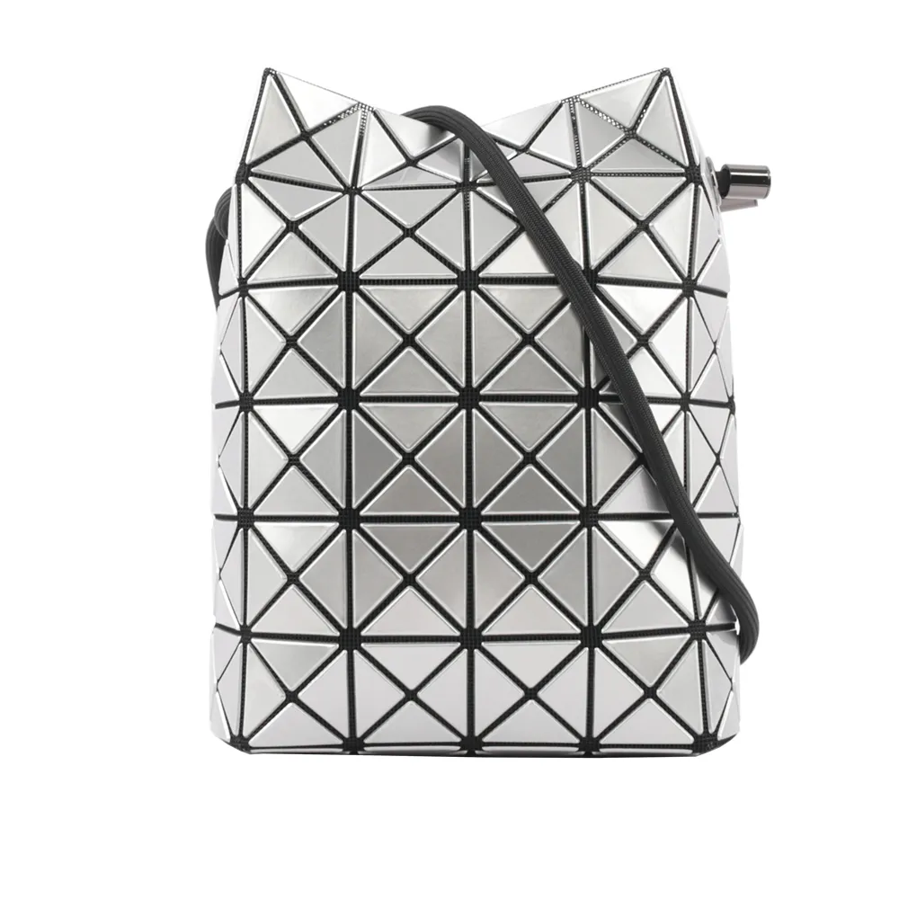 【ISSEY MIYAKE 三宅一生】BAO BAO WRING 亮面抽繩水桶包(銀色)