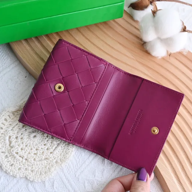 【BOTTEGA VENETA 寶緹嘉】簡約經典手工編織小羊皮翻蓋信用卡夾零錢包(紫紅)