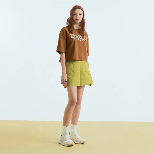 【OUWEY 歐薇】休閒大口袋車線短褲(芥黃色；S-L；3233166046)