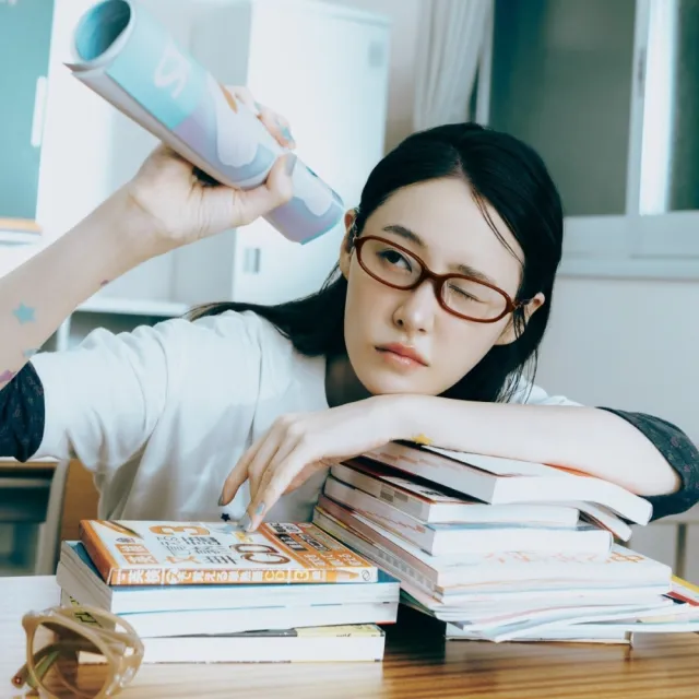 【KlassiC.】aeae 極致復古的低調紅棕色書生框眼鏡 結合復古時髦的板料結構與側面可愛3D鈕扣 滿滿聯名細節