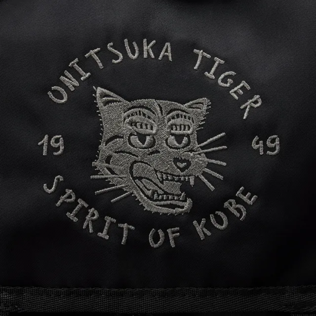 【Onitsuka Tiger】鬼塚虎 官方旗艦店 黑色虎頭刺繡後背包(3183B328-001)