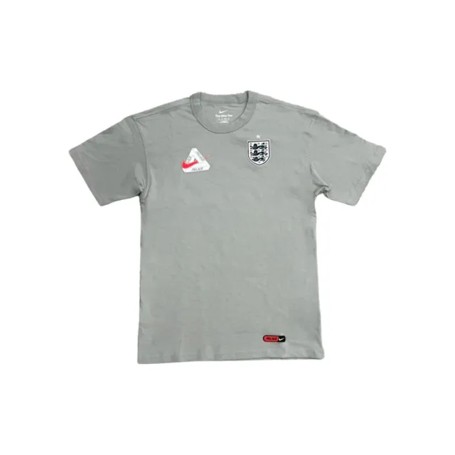 【NIKE 耐吉】Palace x Nike x England Premium Tee 英格蘭隊 聯名 短T 白/灰 IM6598