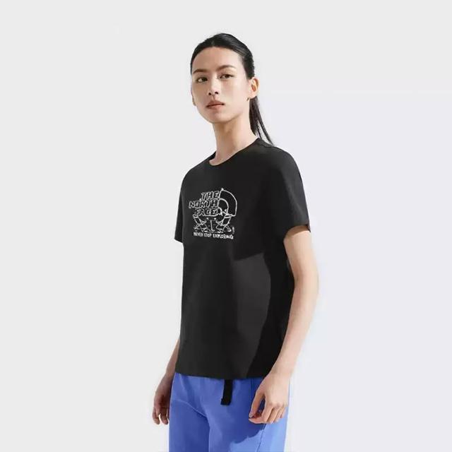【The North Face】北面女款黑色胸前圖案印花短袖T恤｜8GXEJK3