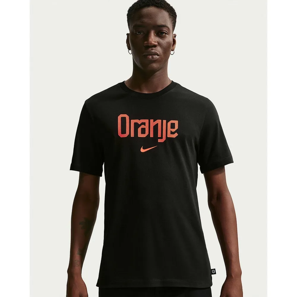 【NIKE 耐吉】短袖上衣 男 KNVB M NK WRDMRK TEE T恤 足球 世界盃 荷蘭隊 黑 (IH2190010)