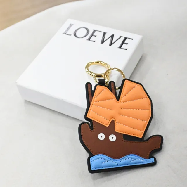 【LOEWE 羅威】可愛香港意象船隻牛皮雙釦鑰匙圈吊飾(橘/棕)