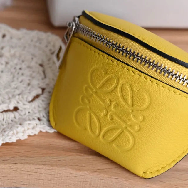 【LOEWE 羅威】經典徽章烙印LOGO小牛皮扣式造型手環零錢包(黃)
