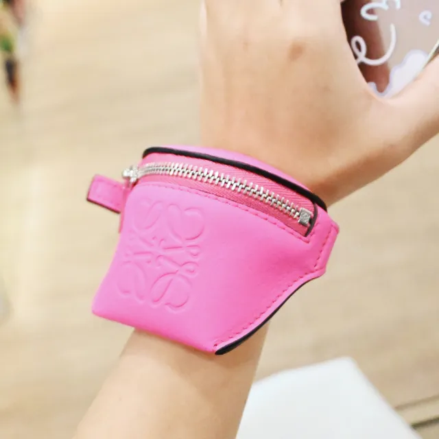 【LOEWE 羅威】經典徽章烙印LOGO小牛皮扣式造型手環零錢包(粉)