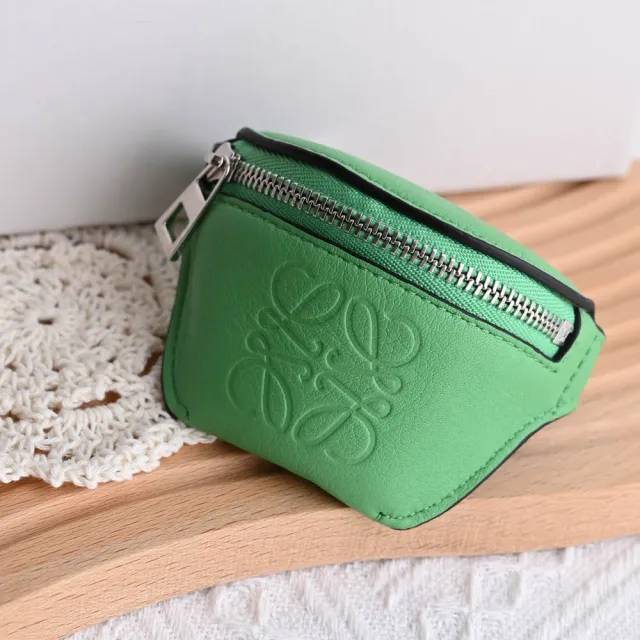 【LOEWE 羅威】經典徽章烙印LOGO小牛皮扣式造型手環零錢包(綠)